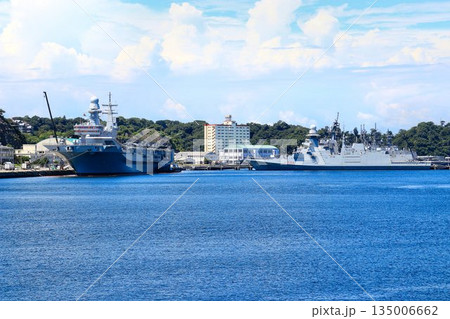 揚陸艦としての機能も有する… イタリア海軍の軽空母『カブール』とフリゲート艦『アルピーノ』 揚陸艦としての機能も有する… イタリア海軍の軽空母『カブール』とフリゲート艦『アルピーノ』 135006662