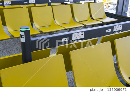 成田空港の待合所の椅子のコンセント 135006971