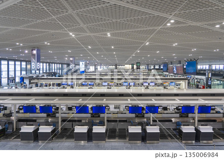 成田空港第一ターミナル出発ロビー 135006984