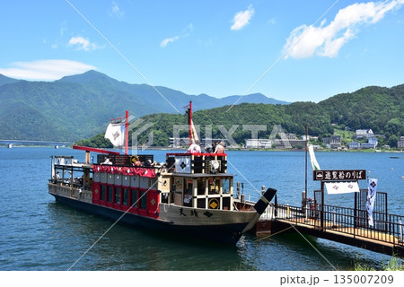 冨士河口湖町 河口湖と河口湖遊覧船天晴桟橋と天晴と夏空 冨士河口湖町 河口湖と河口湖遊覧船天晴桟橋と天晴と夏空 135007209