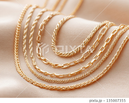 高級感のあるチェーンネックレスの接写 135007355