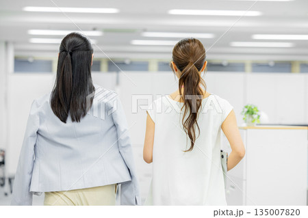 オフィスで歩きながら話す女性 135007820