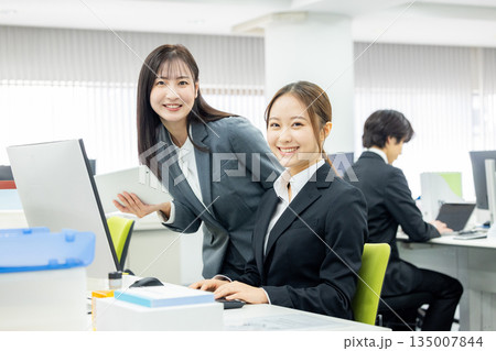 会社で働くビジネスウーマン　上司と部下 135007844