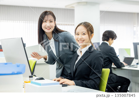 会社で働くビジネスウーマン 上司と部下 会社で働くビジネスウーマン 上司と部下 135007845
