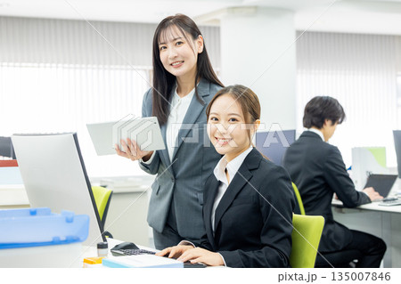 会社で働くビジネスウーマン 上司と部下 会社で働くビジネスウーマン 上司と部下 135007846