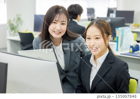 会社で働くビジネスウーマン　上司と部下 135007848