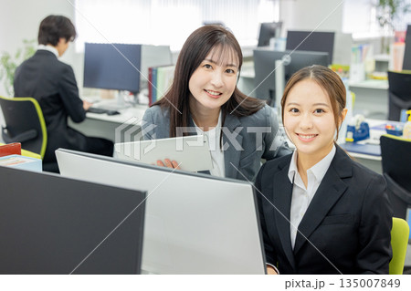 会社で働くビジネスウーマン　上司と部下 135007849