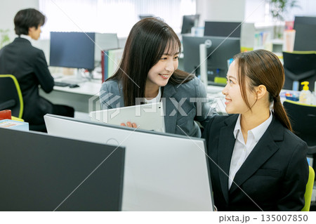 会社で働くビジネスウーマン 上司と部下 会社で働くビジネスウーマン 上司と部下 135007850