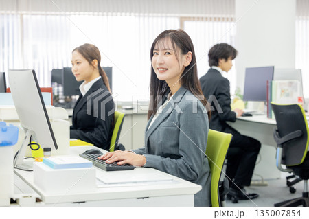 働く人々 135007854