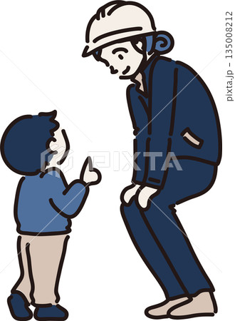 子どもの話を聞くヘルメットをかぶった女性作業員のイラスト　紺の制服 135008212