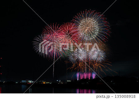 田原市の渥美半島花火大会の風景(愛知県) 田原市の渥美半島花火大会の風景(愛知県) 135008918