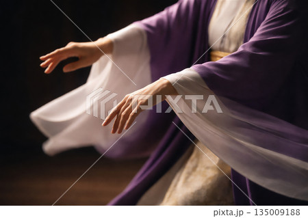 所作が語る継承の時間,日本の伝統芸能に宿る動きの一瞬 所作が語る継承の時間,日本の伝統芸能に宿る動きの一瞬 135009188