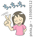 ちっちっちっとダメ出しをする女性 135009212