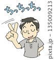ちっちっちっとダメ出しをする男性 135009213