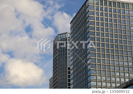 白い雲と青空と高層ビルのある街並みの風景 白い雲と青空と高層ビルのある街並みの風景 135009532