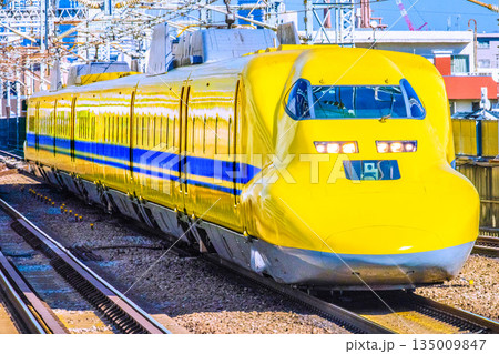 日本の横浜都市景観新横浜駅にさしかかるドクターイエロー。直線ラインに入り美しいフォルムが鮮明に… 135009847