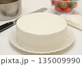 ケーキ作り　デコレーションの途中 135009990