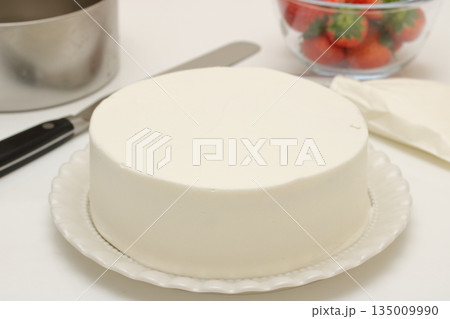 ケーキ作り　デコレーションの途中 135009990