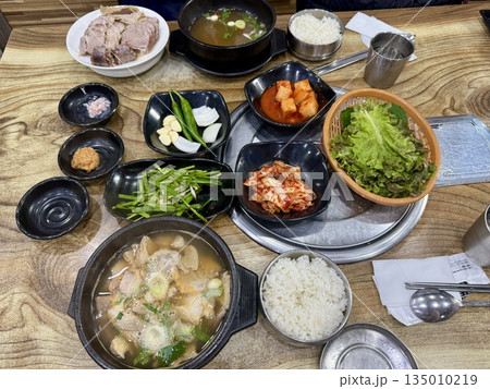 韓国料理 デジクッパと茹で豚 韓国料理 デジクッパと茹で豚 135010219