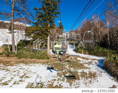 雪不足のスキー場 135011082
