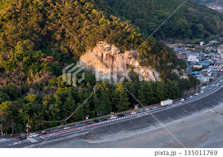 世界遺産・花の窟神社の岩壁と夕景(熊野・空撮) 世界遺産・花の窟神社の岩壁と夕景(熊野・空撮) 135011769