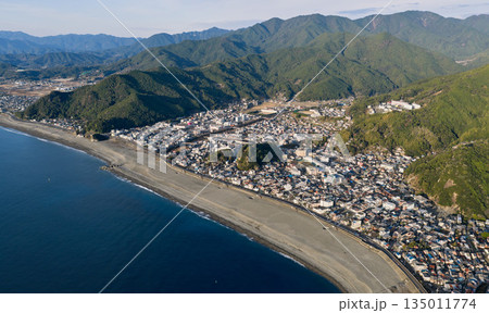 太平洋に面した熊野市の街並みと七里御浜 135011774