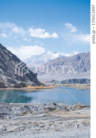 青い湖と奥に見える雪山・縦ver（中国・新疆ウイグル自治区） 135011997