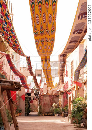 カシュガルの路地・飾り布(中国・新疆ウイグル自治区) カシュガルの路地・飾り布(中国・新疆ウイグル自治区) 135012003