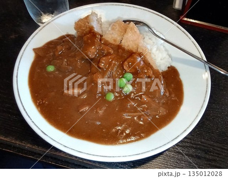 懐かしさも感じる♪… 日本そば屋の『カツカレー』 135012028