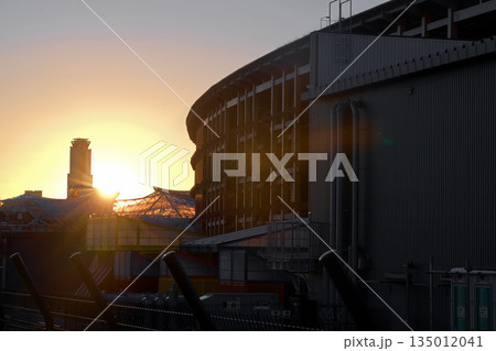 大阪関西万博　夢洲　大屋根リングから臨む日の出　太陽 135012041