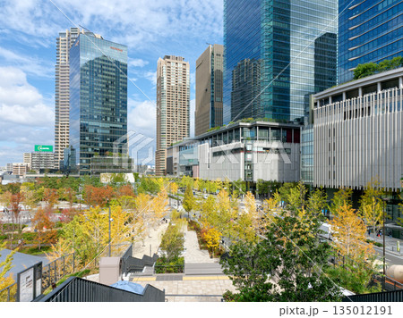 JR大阪駅前 秋の高層ビル群 (グランフロント大阪やヒルトン梅田) 135012191