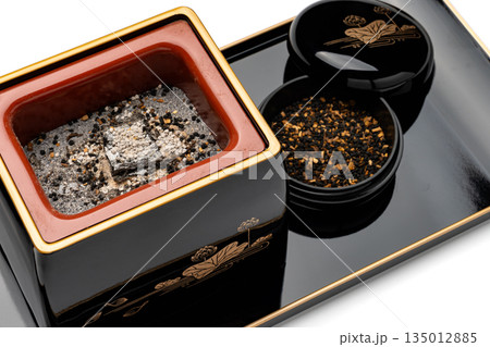 漆塗りの香炉と香合のセット 135012885