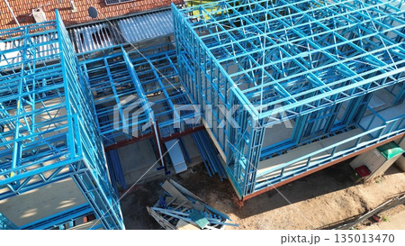 軽量鉄骨住宅の建設現場 新築住宅の骨組み 軽量鉄骨住宅の建設現場 新築住宅の骨組み 135013470