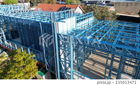 軽量鉄骨住宅の建設現場　新築住宅の骨組み 135013471