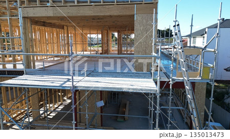木造住宅の建設現場　新築戸建て住宅の骨組み構造 135013473