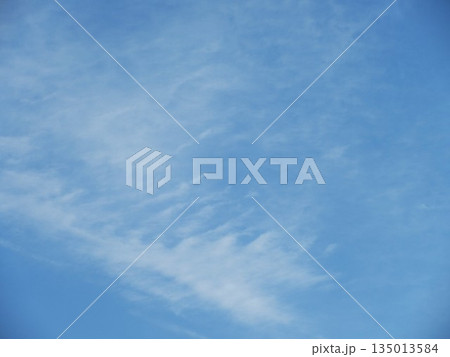 新年の青空に浮かぶ白い雲 新年の青空に浮かぶ白い雲 135013584