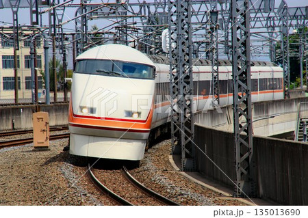 豪華特急で日光路を行く…『栃木駅』へ入線する特急【スペーシア】 豪華特急で日光路を行く…『栃木駅』へ入線する特急【スペーシア】 135013690
