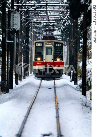 雪化粧の鬼怒路を快走する… 『6050系』電車 135013692