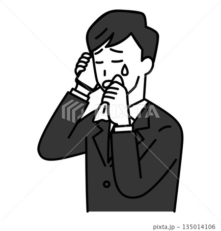 スマホでの会話で泣く喪服の男性 135014106
