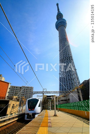 美しく輝く白磁の超豪華特急は日光・鬼怒川へ… 東武鉄道・特急『スペーシアX』とスカイツリー 美しく輝く白磁の超豪華特急は日光・鬼怒川へ… 東武鉄道・特急『スペーシアX』とスカイツリー 135014195