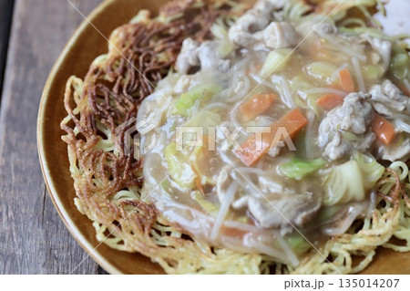 残り野菜で作ったカリカリ麺のあんかけ焼きそば 残り野菜で作ったカリカリ麺のあんかけ焼きそば 135014207