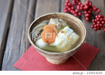 日本のお正月料理　焼いた角餅のお雑煮 135014243