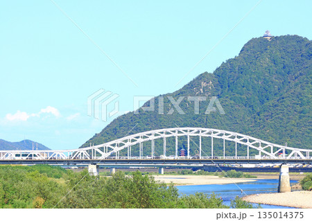 岐阜県岐阜市、忠節橋と金華山の風景 135014375