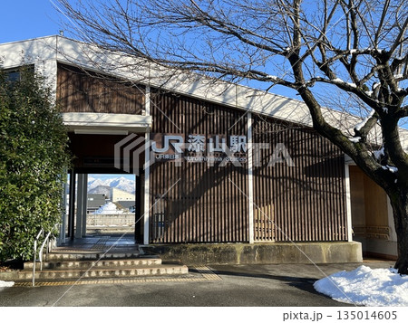 JR漆山駅の駅舎 135014605