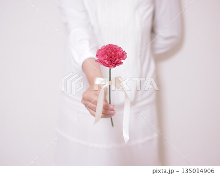 カーネーションを持つ女性 カーネーションを持つ女性 135014906
