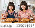 レストランでピザを食べる姉妹 135014947