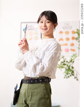 カメラ目線でポーズをとるヘアスタイリスト 135015269