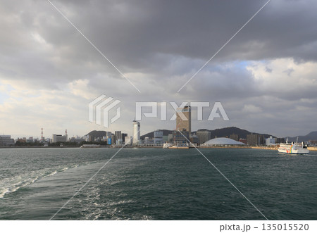 土庄ー高松間の小豆島行き、8時発のフェリーから見る朝のサンポート高松と市街 135015520