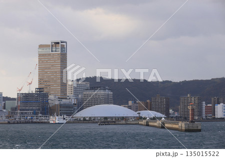 土庄ー高松間の小豆島行き、8時発のフェリーから見る朝のサンポート高松（マンダリンホテル高松建築中） 135015522