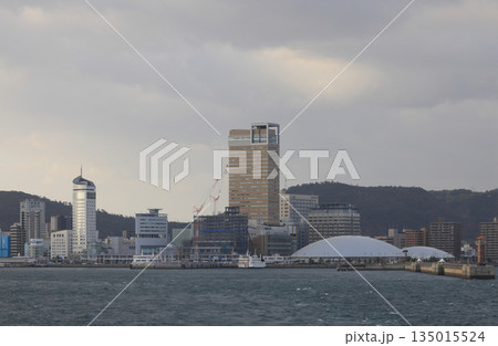 土庄ー高松間の小豆島行き、8時発のフェリーから見る朝のサンポート高松（マンダリンホテル高松建築中） 135015524